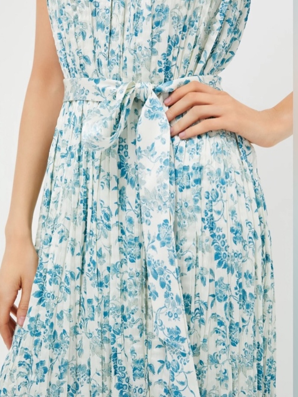 TUCKERNUCK Jardin De Fleurs Plisse Crinkle Alina Dress Medium Blue Floral Midi - Picture 4 of 9